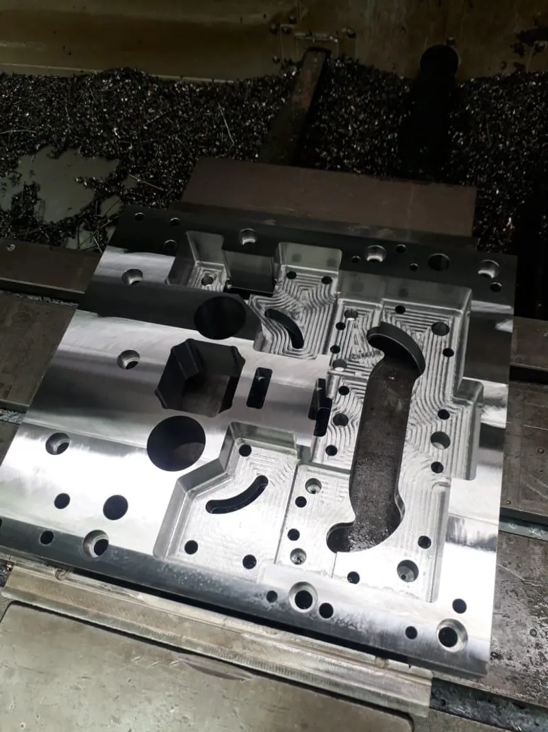 Bloque de acero con cavidades