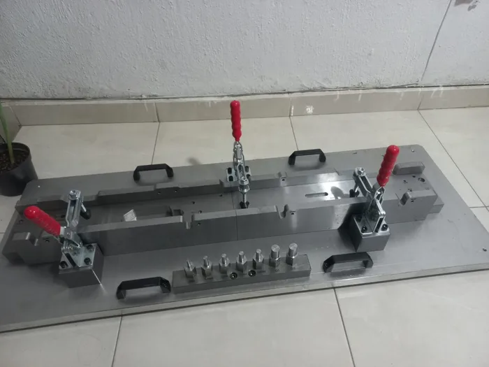 Fixture con clamps de sujeción