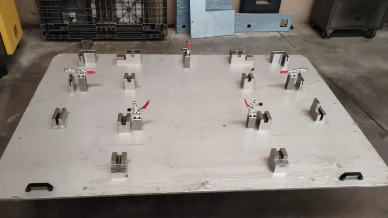 Fixture con múltiples clamps